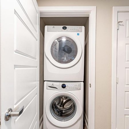 Upscale Modern Apts - Free Parking, Fast Wifi, Courtyard Apartment Austin Bagian luar foto
