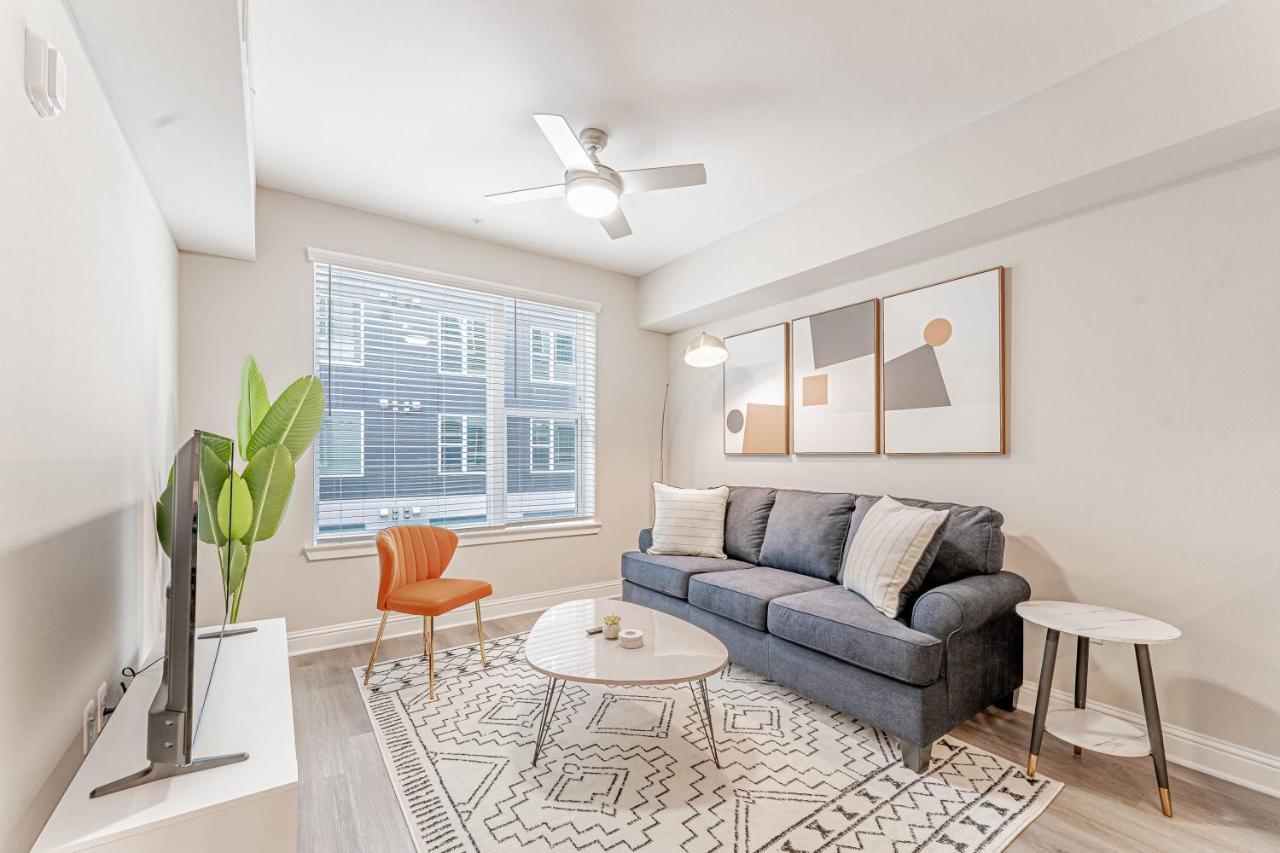 Upscale Modern Apts - Free Parking, Fast Wifi, Courtyard Apartment Austin Bagian luar foto