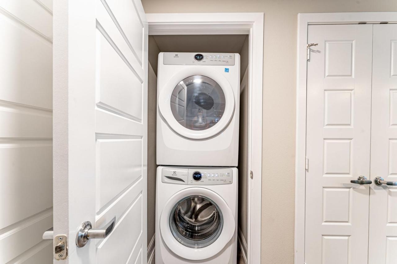 Upscale Modern Apts - Free Parking, Fast Wifi, Courtyard Apartment Austin Bagian luar foto
