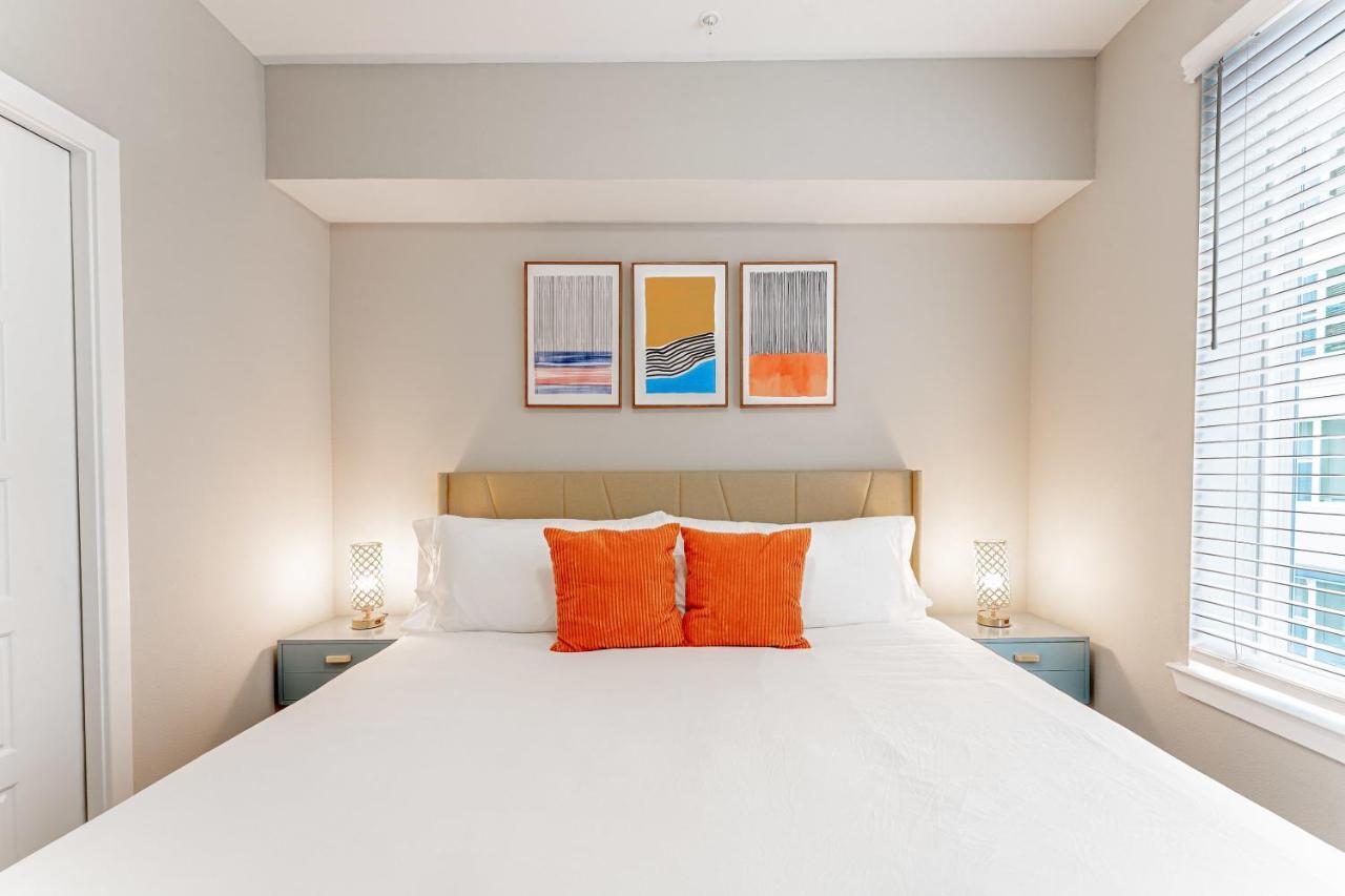Upscale Modern Apts - Free Parking, Fast Wifi, Courtyard Apartment Austin Bagian luar foto