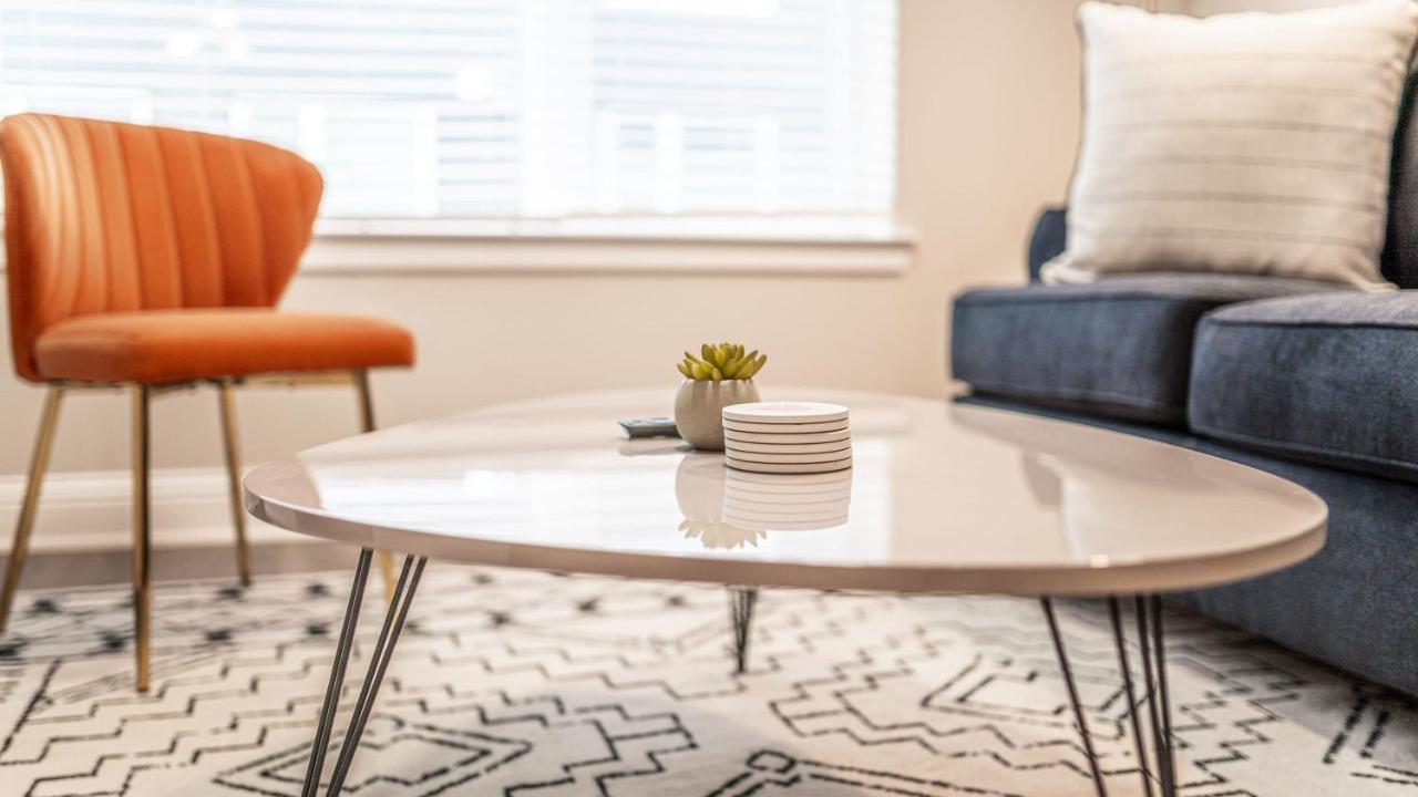 Upscale Modern Apts - Free Parking, Fast Wifi, Courtyard Apartment Austin Bagian luar foto