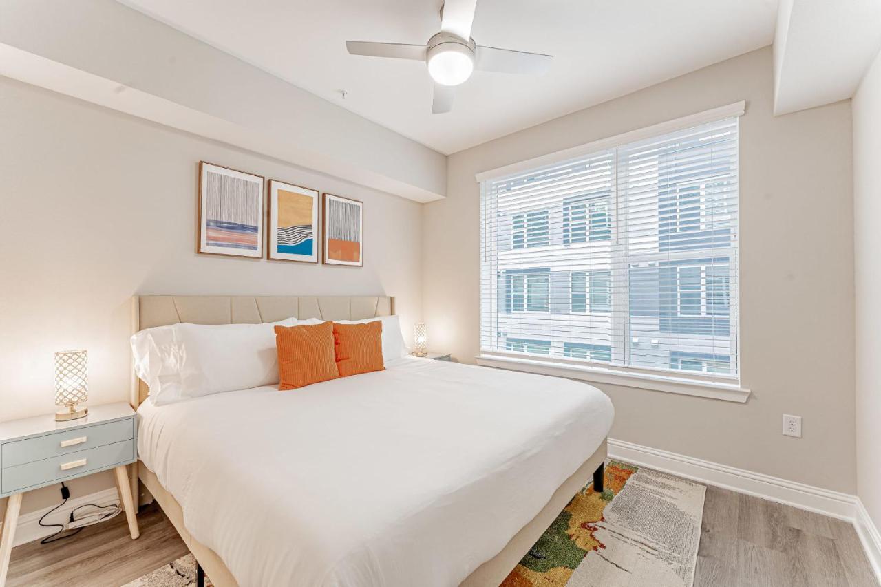 Upscale Modern Apts - Free Parking, Fast Wifi, Courtyard Apartment Austin Bagian luar foto