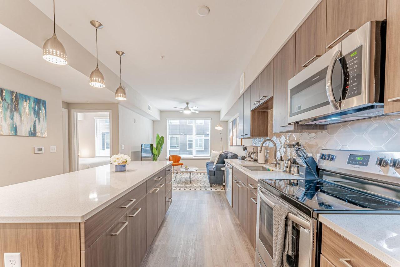 Upscale Modern Apts - Free Parking, Fast Wifi, Courtyard Apartment Austin Bagian luar foto