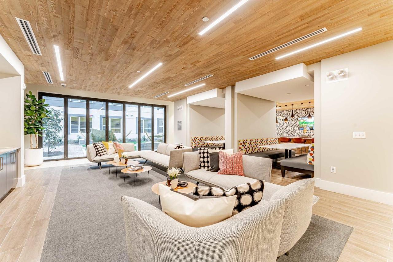 Upscale Modern Apts - Free Parking, Fast Wifi, Courtyard Apartment Austin Bagian luar foto