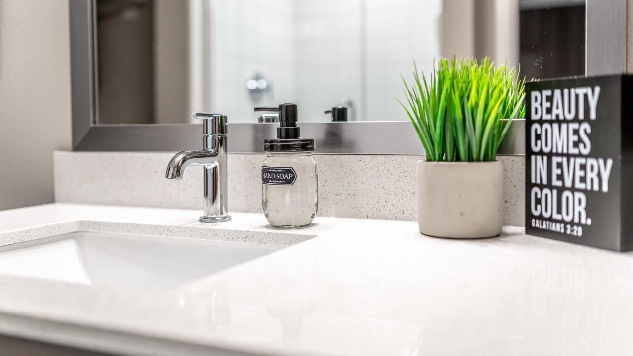 Upscale Modern Apts - Free Parking, Fast Wifi, Courtyard Apartment Austin Bagian luar foto