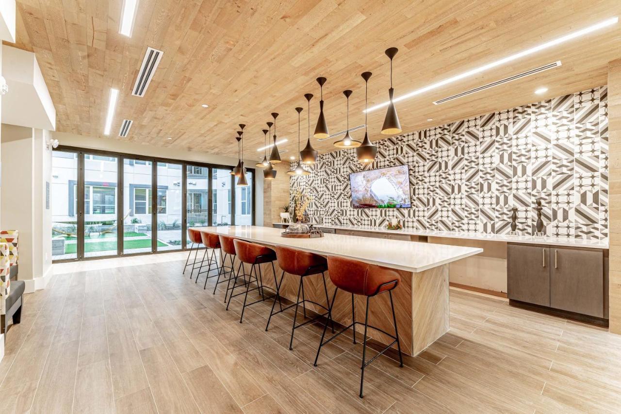 Upscale Modern Apts - Free Parking, Fast Wifi, Courtyard Apartment Austin Bagian luar foto