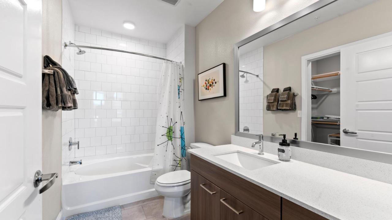 Upscale Modern Apts - Free Parking, Fast Wifi, Courtyard Apartment Austin Bagian luar foto
