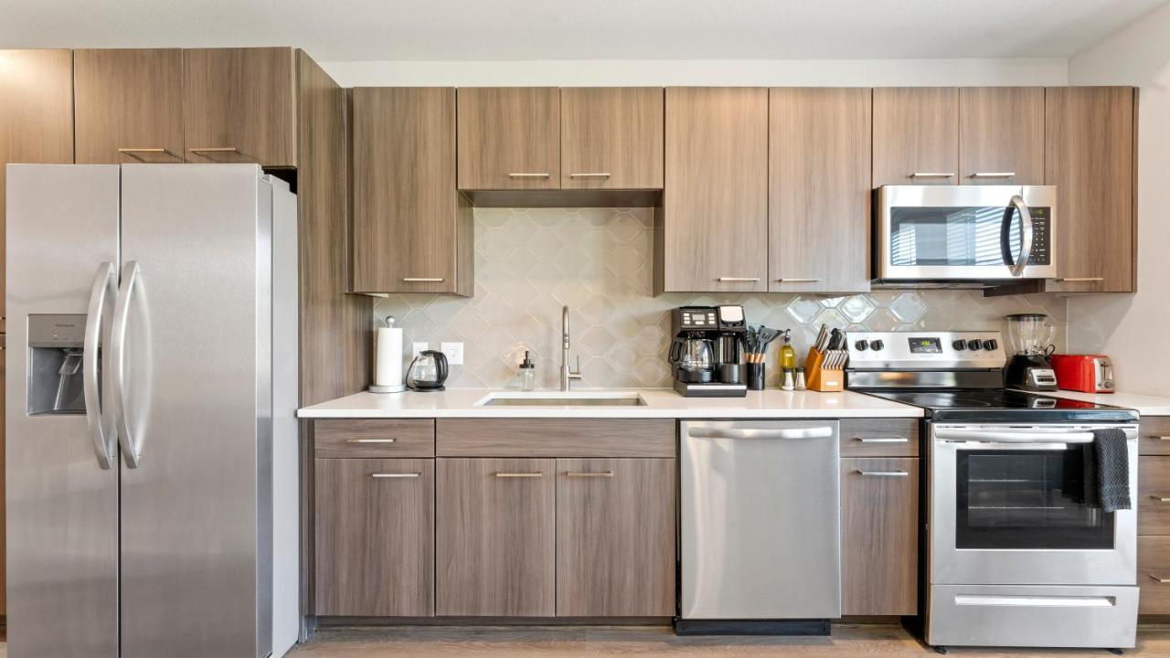 Upscale Modern Apts - Free Parking, Fast Wifi, Courtyard Apartment Austin Bagian luar foto