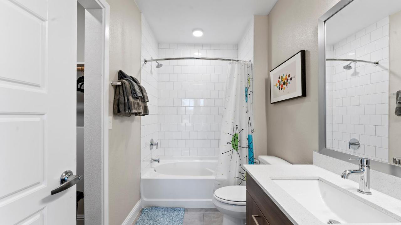 Upscale Modern Apts - Free Parking, Fast Wifi, Courtyard Apartment Austin Bagian luar foto