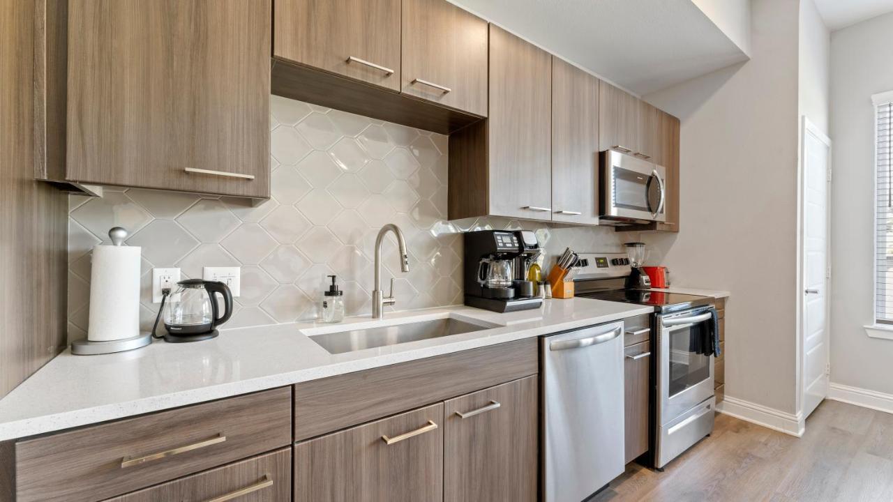 Upscale Modern Apts - Free Parking, Fast Wifi, Courtyard Apartment Austin Bagian luar foto