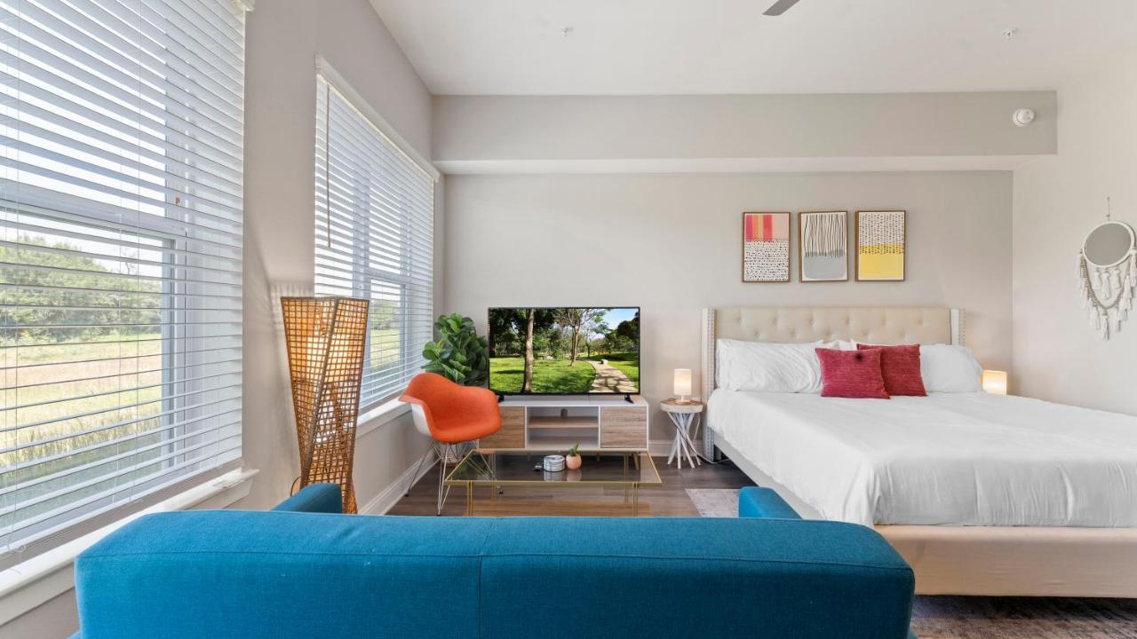 Upscale Modern Apts - Free Parking, Fast Wifi, Courtyard Apartment Austin Bagian luar foto