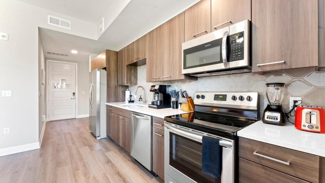 Upscale Modern Apts - Free Parking, Fast Wifi, Courtyard Apartment Austin Bagian luar foto