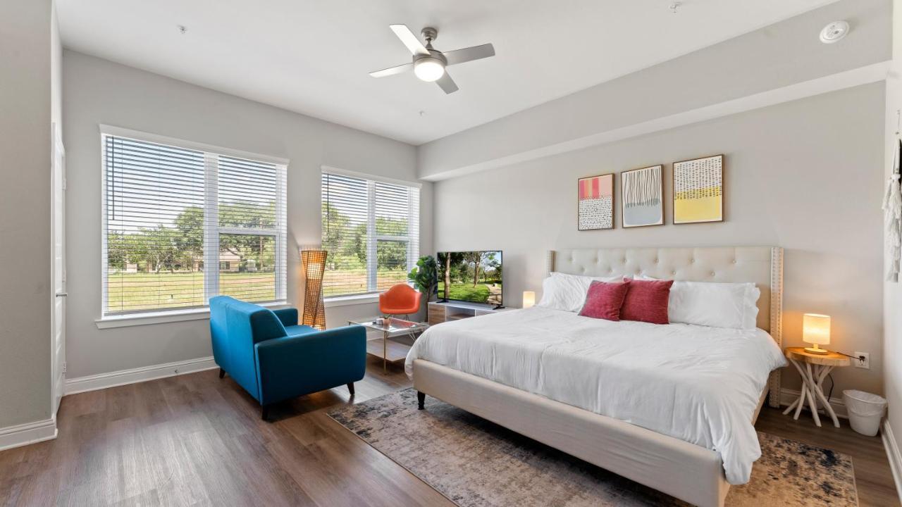 Upscale Modern Apts - Free Parking, Fast Wifi, Courtyard Apartment Austin Bagian luar foto